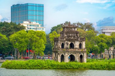 Hoan Kiem Gölü (Ho Guom) ya da Hanoi 'nin merkezinde bulunan Sword Gölü. Hoan Kiem Gölü Hanoi 'de ünlü bir turistik yerdir. Seyahat ve manzara konsepti. Seçici odak.