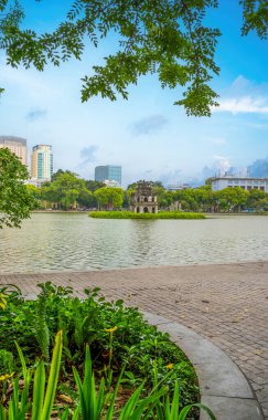 Hoan Kiem Gölü (Ho Guom) ya da Hanoi 'nin merkezinde bulunan Sword Gölü. Hoan Kiem Gölü Hanoi 'de ünlü bir turistik yerdir. Seyahat ve manzara konsepti. Seçici odak.