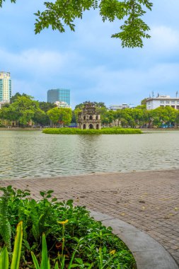Hoan Kiem Gölü (Ho Guom) ya da Hanoi 'nin merkezinde bulunan Sword Gölü. Hoan Kiem Gölü Hanoi 'de ünlü bir turistik yerdir. Seyahat ve manzara konsepti. Seçici odak.