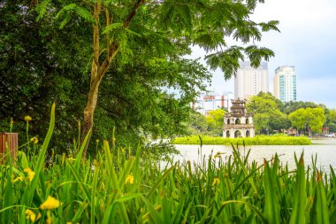 Hoan Kiem Gölü (Ho Guom) ya da Hanoi 'nin merkezinde bulunan Sword Gölü. Hoan Kiem Gölü Hanoi 'de ünlü bir turistik yerdir. Seyahat ve manzara konsepti. Seçici odak.