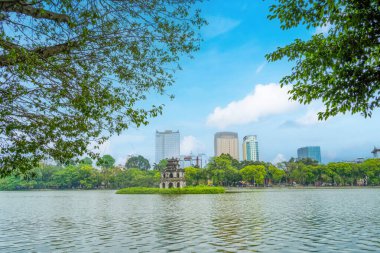 Hoan Kiem Gölü (Ho Guom) ya da Hanoi 'nin merkezinde bulunan Sword Gölü. Hoan Kiem Gölü Hanoi 'de ünlü bir turistik yerdir. Seyahat ve manzara konsepti. Seçici odak.