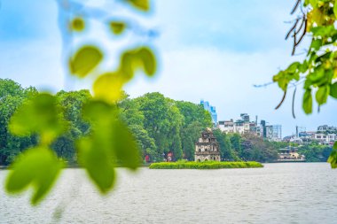Hoan Kiem Gölü (Ho Guom) ya da Hanoi 'nin merkezinde bulunan Sword Gölü. Hoan Kiem Gölü Hanoi 'de ünlü bir turistik yerdir. Seyahat ve manzara konsepti. Seçici odak.