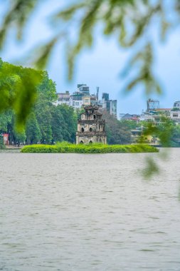 Hoan Kiem Gölü (Ho Guom) ya da Hanoi 'nin merkezinde bulunan Sword Gölü. Hoan Kiem Gölü Hanoi 'de ünlü bir turistik yerdir. Seyahat ve manzara konsepti. Seçici odak.