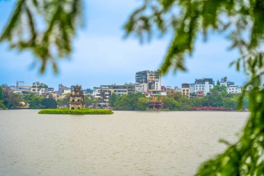 Hoan Kiem Gölü (Ho Guom) ya da Hanoi 'nin merkezinde bulunan Sword Gölü. Hoan Kiem Gölü Hanoi 'de ünlü bir turistik yerdir. Seyahat ve manzara konsepti. Seçici odak.