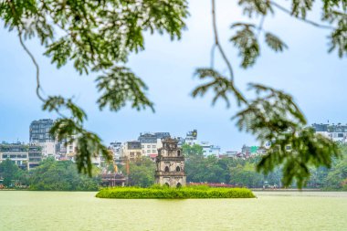 Hoan Kiem Gölü (Ho Guom) ya da Hanoi 'nin merkezinde bulunan Sword Gölü. Hoan Kiem Gölü Hanoi 'de ünlü bir turistik yerdir. Seyahat ve manzara konsepti. Seçici odak.