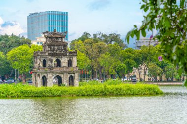 Hoan Kiem Gölü (Ho Guom) ya da Hanoi 'nin merkezinde bulunan Sword Gölü. Hoan Kiem Gölü Hanoi 'de ünlü bir turistik yerdir. Seyahat ve manzara konsepti. Seçici odak.