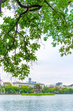 Hoan Kiem Gölü (Ho Guom) ya da Hanoi 'nin merkezinde bulunan Sword Gölü. Hoan Kiem Gölü Hanoi 'de ünlü bir turistik yerdir. Seyahat ve manzara konsepti. Seçici odak.