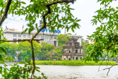 Hoan Kiem Gölü (Ho Guom) ya da Hanoi 'nin merkezinde bulunan Sword Gölü. Hoan Kiem Gölü Hanoi 'de ünlü bir turistik yerdir. Seyahat ve manzara konsepti. Seçici odak.