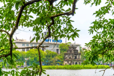 Hoan Kiem Gölü (Ho Guom) ya da Hanoi 'nin merkezinde bulunan Sword Gölü. Hoan Kiem Gölü Hanoi 'de ünlü bir turistik yerdir. Seyahat ve manzara konsepti. Seçici odak.