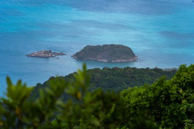 Con Dao Adası 'ndaki Ben Baraj Limanı manzarası, güzel mavi deniz mavisi, gökyüzü dağı ve renkli tekneler. Seyahat ve manzara konsepti.