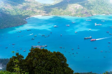 Con Dao Adası 'ndaki Ben Baraj Limanı manzarası, güzel mavi deniz mavisi, gökyüzü dağı ve renkli tekneler. Seyahat ve manzara konsepti.