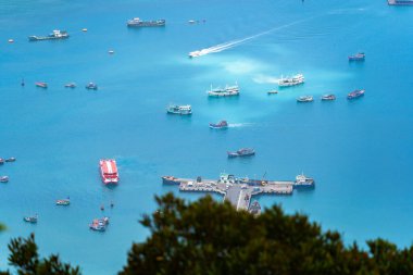 Con Dao Adası 'ndaki Ben Baraj Limanı manzarası, güzel mavi deniz mavisi, gökyüzü dağı ve renkli tekneler. Seyahat ve manzara konsepti.