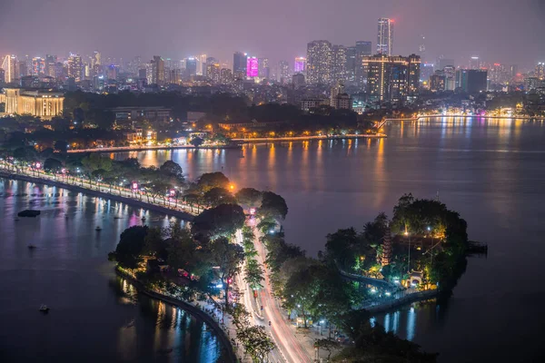 Hanoi, Vietnam - 04 Mayıs 2023: Hanoi ufuk çizgisi şehir manzarası Thanh Nien sokağı ve Tran Quoc pagoda yakınlarında geceleyin. Vietnam 'ın ünlü hedefi