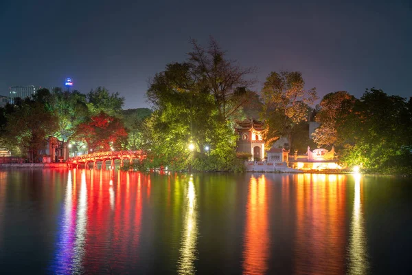 ハノイ ベトナム May 2023 ベトナムのハノイ ホーエンキエム湖の中心部にあるフックレッドブリッジとカメタワーの夜景 ベトナムの有名な目的地 — ストック写真