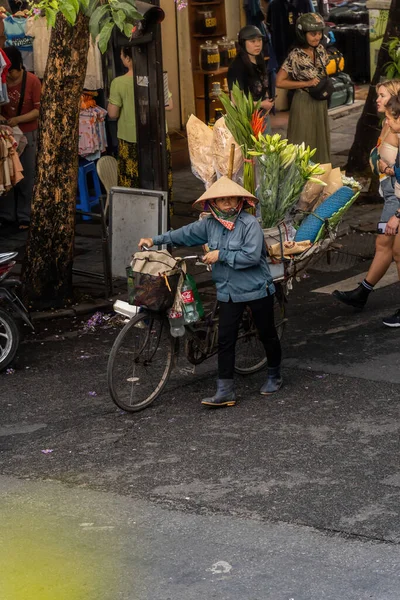 Hanoi Vietnam May 2023 People Vendors Bicycles Cyclo Drivers Taking — Stock Photo, Image