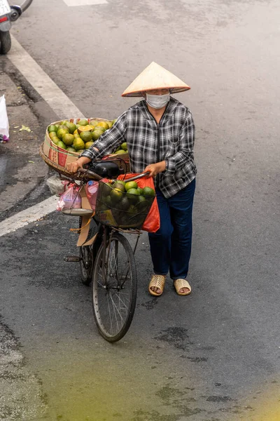 越南河内 2023年5月8日 在越南北部河内老城繁忙繁忙的街道上 自行车和骑自行车的司机带着游客游览 越南的著名目的地 — 图库照片
