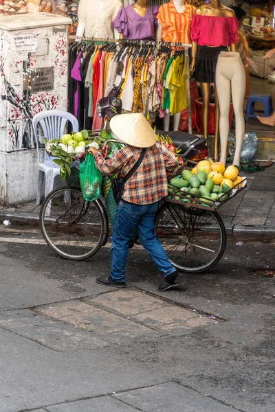 ハノイ ベトナム 5月2023 ベトナム北部のハノイの旧市街で忙しい 賑やかな通りで観光客を取る人 ベンダー 自転車や自転車の運転手 ベトナムの有名な目的地 — ストック写真