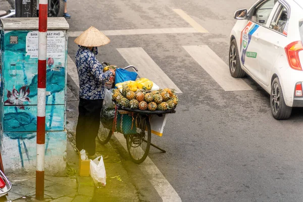 Hanói Vietnã Maio 2023 Pessoas Vendedores Bicicletas Motoristas Ciclismo Que — Fotografia de Stock