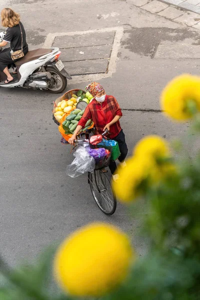 Hanoi Vietnam 2023 Május Emberek Szállítók Kerékpárosok Kerékpárvezetők Turisták Egy — Stock Fotó