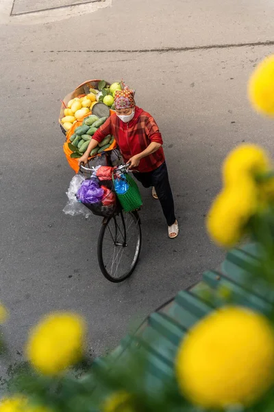 Hanoi Wietnam Maja 2023 Ludzie Sprzedawcy Rowery Rowery Kierowców Biorących — Zdjęcie stockowe