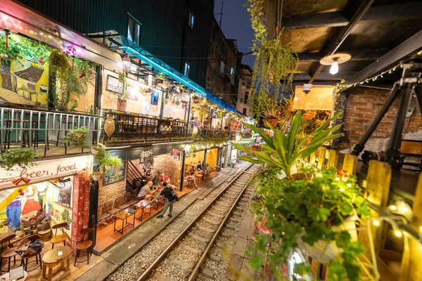 Hanoi, Vietnam - 08 Mayıs 2023: Hanoi Eski Mahallesi 'nin dar bir sokağından geçen tren görüntüsü. Turistler trenin resimlerini çekiyorlar. Hanoi Tren Sokağı popüler bir eğlencedir..