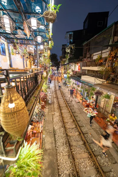 Hanoi, Vietnam - 08 Mayıs 2023: Hanoi Eski Mahallesi 'nin dar bir sokağından geçen tren görüntüsü. Turistler trenin resimlerini çekiyorlar. Hanoi Tren Sokağı popüler bir eğlencedir..