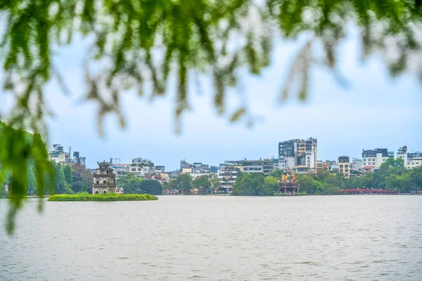 Hoan Kiem Gölü (Ho Guom) ya da Hanoi 'nin merkezinde bulunan Sword Gölü. Hoan Kiem Gölü Hanoi 'de ünlü bir turistik yerdir. Seyahat ve manzara konsepti. Seçici odak.