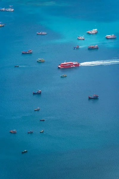 美しい青い海の青 空の山とカラフルなボートとコンダオ島 ベトナムのベンダム港のビュー 旅行と景観の概念 — ストック写真