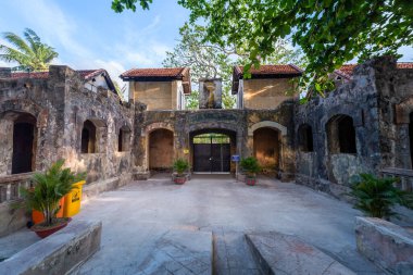 Con Dao Adası, Vietnam - 01 Mayıs 2023 Vietnam Savaşı 'ndan kalma eski Phu Oğlu esir kampı, Con Dao Adası, Vietnam. Seyahat ve manzara konsepti.