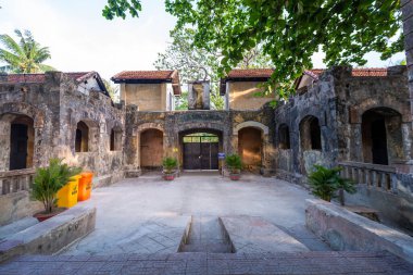 Con Dao Adası, Vietnam - 01 Mayıs 2023 Vietnam Savaşı 'ndan kalma eski Phu Oğlu esir kampı, Con Dao Adası, Vietnam. Seyahat ve manzara konsepti.