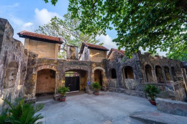 Con Dao Adası, Vietnam - 01 Mayıs 2023 Vietnam Savaşı 'ndan kalma eski Phu Oğlu esir kampı, Con Dao Adası, Vietnam. Seyahat ve manzara konsepti.