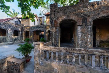 Con Dao Adası, Vietnam - 01 Mayıs 2023 Vietnam Savaşı 'ndan kalma eski Phu Oğlu esir kampı, Con Dao Adası, Vietnam. Seyahat ve manzara konsepti.