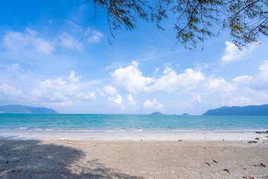 Con Son kasabasındaki kıyı şeridi boyunca uzanan ana yolun manzarası. Con Dao Adası Güney Vietnam 'ın en ünlü yerlerinden biridir. Seyahat ve manzara konsepti.