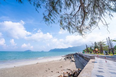 Con Son kasabasındaki kıyı şeridi boyunca uzanan ana yolun manzarası. Con Dao Adası Güney Vietnam 'ın en ünlü yerlerinden biridir. Seyahat ve manzara konsepti.