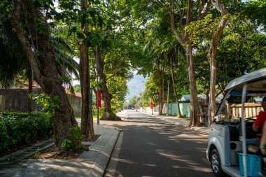 Con Son kasabasındaki kıyı şeridi boyunca uzanan ana yolun manzarası. Con Dao Adası Güney Vietnam 'ın en ünlü yerlerinden biridir. Seyahat ve manzara konsepti.