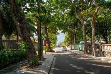 Con Son kasabasındaki kıyı şeridi boyunca uzanan ana yolun manzarası. Con Dao Adası Güney Vietnam 'ın en ünlü yerlerinden biridir. Seyahat ve manzara konsepti.