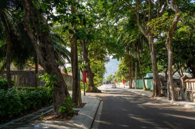 Con Son kasabasındaki kıyı şeridi boyunca uzanan ana yolun manzarası. Con Dao Adası Güney Vietnam 'ın en ünlü yerlerinden biridir. Seyahat ve manzara konsepti.