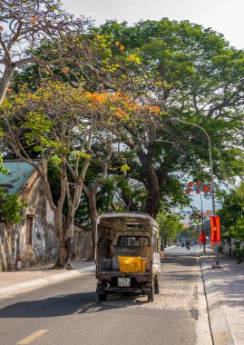 Con Son kasabasındaki kıyı şeridi boyunca uzanan ana yolun manzarası. Con Dao Adası Güney Vietnam 'ın en ünlü yerlerinden biridir. Seyahat ve manzara konsepti.