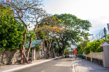 Con Son kasabasındaki kıyı şeridi boyunca uzanan ana yolun manzarası. Con Dao Adası Güney Vietnam 'ın en ünlü yerlerinden biridir. Seyahat ve manzara konsepti.