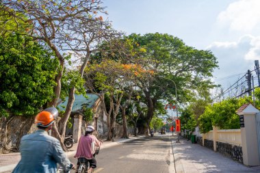 Con Son kasabasındaki kıyı şeridi boyunca uzanan ana yolun manzarası. Con Dao Adası Güney Vietnam 'ın en ünlü yerlerinden biridir. Seyahat ve manzara konsepti.