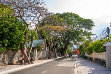 Con Son kasabasındaki kıyı şeridi boyunca uzanan ana yolun manzarası. Con Dao Adası Güney Vietnam 'ın en ünlü yerlerinden biridir. Seyahat ve manzara konsepti.