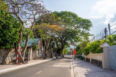 Con Son kasabasındaki kıyı şeridi boyunca uzanan ana yolun manzarası. Con Dao Adası Güney Vietnam 'ın en ünlü yerlerinden biridir. Seyahat ve manzara konsepti.