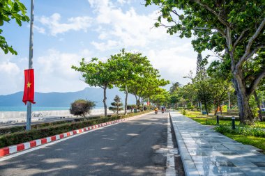 Con Son kasabasındaki kıyı şeridi boyunca uzanan ana yolun manzarası. Con Dao Adası Güney Vietnam 'ın en ünlü yerlerinden biridir. Seyahat ve manzara konsepti.