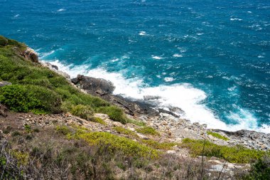 Vietnam 'da barış dolu bir Con Dao adası Vietnam' ın cennet adasıdır. Dalgalı kıyı manzarası, kıyı şeridi, açık gökyüzü ve yol, mavi deniz, turistler ve dağ. Seyahat ve manzara konsepti.