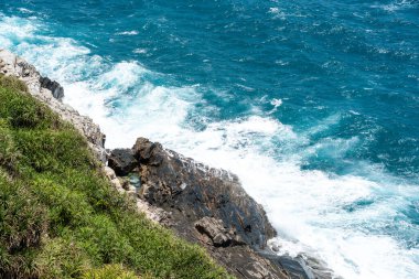 Vietnam 'da barış dolu bir Con Dao adası Vietnam' ın cennet adasıdır. Dalgalı kıyı manzarası, kıyı şeridi, açık gökyüzü ve yol, mavi deniz, turistler ve dağ. Seyahat ve manzara konsepti.