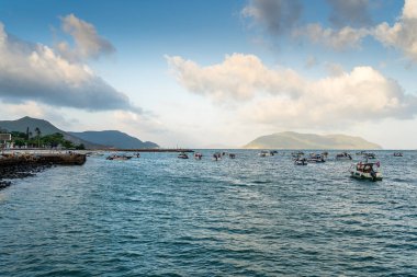 Vietnam 'da barış dolu bir Con Dao adası Vietnam' ın cennet adasıdır. Dalgalı kıyı manzarası, kıyı şeridi, açık gökyüzü ve yol, mavi deniz, turistler ve dağ. Seyahat ve manzara konsepti.