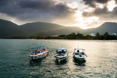 Vietnam 'da barış dolu bir Con Dao adası Vietnam' ın cennet adasıdır. Dalgalı kıyı manzarası, kıyı şeridi, açık gökyüzü ve yol, mavi deniz, turistler ve dağ. Seyahat ve manzara konsepti.