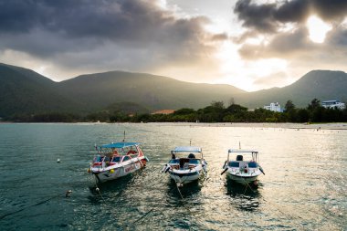 Vietnam 'da barış dolu bir Con Dao adası Vietnam' ın cennet adasıdır. Dalgalı kıyı manzarası, kıyı şeridi, açık gökyüzü ve yol, mavi deniz, turistler ve dağ. Seyahat ve manzara konsepti.