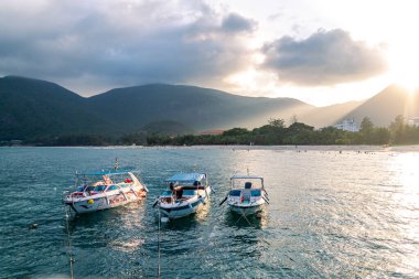 Vietnam 'da barış dolu bir Con Dao adası Vietnam' ın cennet adasıdır. Dalgalı kıyı manzarası, kıyı şeridi, açık gökyüzü ve yol, mavi deniz, turistler ve dağ. Seyahat ve manzara konsepti.
