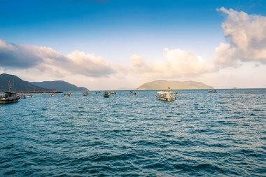 Vietnam 'da barış dolu bir Con Dao adası Vietnam' ın cennet adasıdır. Dalgalı kıyı manzarası, kıyı şeridi, açık gökyüzü ve yol, mavi deniz, turistler ve dağ. Seyahat ve manzara konsepti.